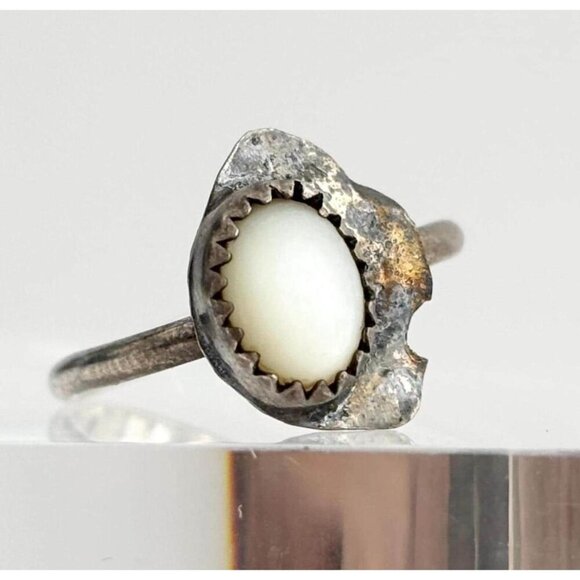 Mother of Pearl Silver Toned Vintage Southwest Style Ring - sz 4.5 - Picture 1 of 10